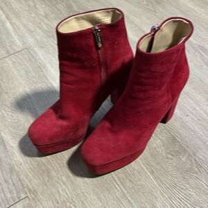 Trendy platform boots. Red suede.